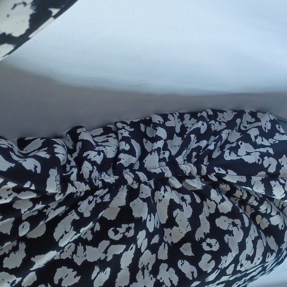 Vince Camuto Top, black & white, rousing on the sides - Picture 3 of 7